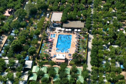Luchtfoto van Camping La Masia in Catalonië, Spanje met zwembad, groene omgeving en vakantiehuisjes.