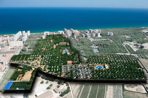 Vista aérea del parque vacacional Camping La Masia en Cataluña, España, cerca de la playa y zona verde.