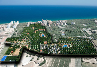 Vista aerea del villaggio turistico Camping La Masia in Catalogna, Spagna, vicino al mare e immerso nel verde.