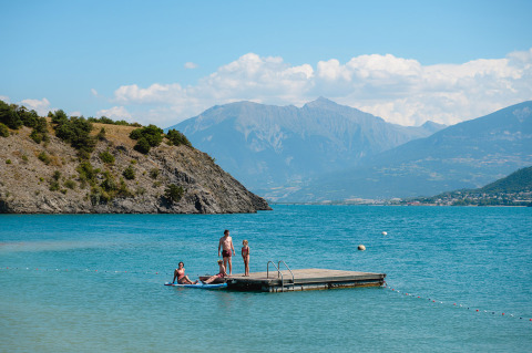Personas relajándose en un muelle flotante en Camping La Presqu’île en Provence-Alpes-Côte d’Azur, Francia.