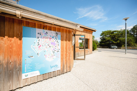 Ingang van Camping La Presqu’île met een plattegrond aan de muur in Provence-Alpes-Côte d’Azur, Frankrijk.