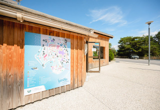 Entrada de Camping La Presqu’île con mapa del lugar en la pared en Provence-Alpes-Côte d’Azur, Francia.