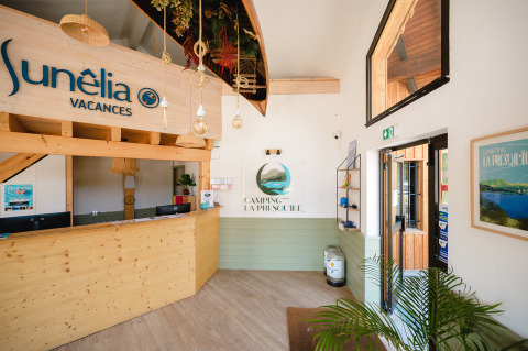 Recepción de Camping La Presqu’île en Provence-Alpes-Côte d’Azur, Francia, con decoración luminosa y moderna.