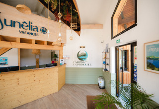 Receptie van Camping La Presqu’île in Provence-Alpes-Côte d’Azur, Frankrijk, modern en vriendelijk ingericht.