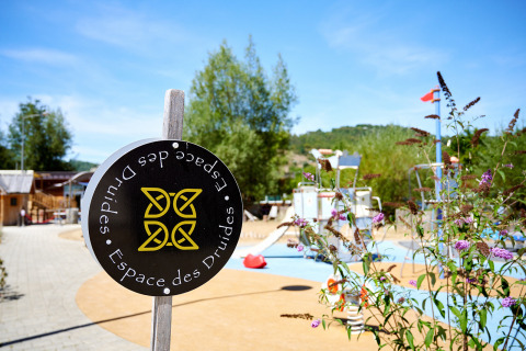 Un cartello per Espace des Druides al Camping La Roche d’Ully nel parco vacanze in Bourgogne-Franche-Comté, Francia.