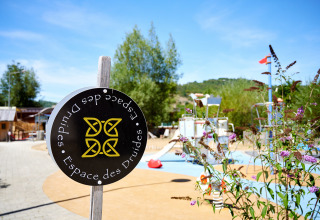 Et skilt til Espace des Druides ved Camping La Roche d’Ully feriepark i Bourgogne-Franche-Comté, Frankrig.