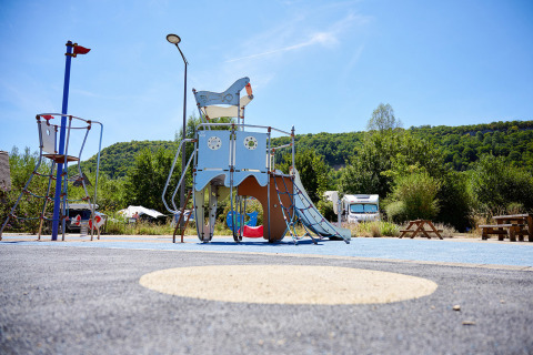 Parque infantil con estructura para trepar y tobogán en Camping La Roche d’Ully, Bourgogne-Franche-Comté, Francia.
