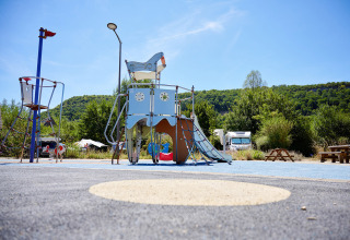 Legeplads med klatrestativ og rutsjebane på Camping La Roche d’Ully i Bourgogne-Franche-Comté, Frankrig.