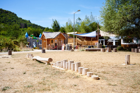 Área de juegos con cabañas de madera en Camping La Roche d’Ully, Bourgogne-Franche-Comté, Francia
