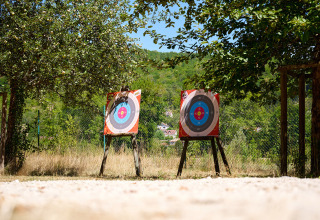 Twee boogschietschijven buiten bij Camping La Roche d’Ully in Bourgogne-Franche-Comté, Frankrijk.