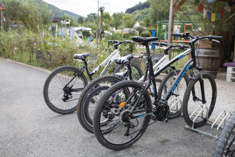 Bicicletas aparcadas en Camping La Roche d’Ully, parque vacacional en Bourgogne-Franche-Comté, Francia.