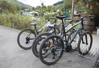 Biciclette parcheggiate al Camping La Roche d’Ully, villaggio vacanze in Borgogna-Franca Contea, Francia.