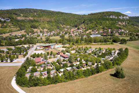 Camping La Roche d’Ully, parc de vacances à Bourgogne-Franche-Comté, France, entouré de verdure et de collines.