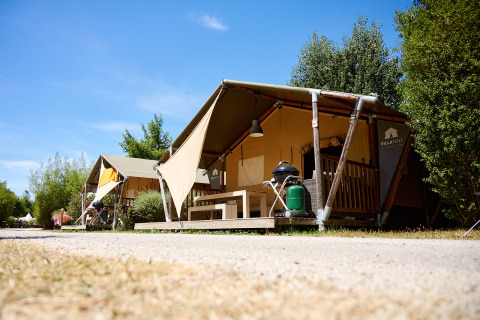 Luxe tenten in de zon bij Camping La Roche d’Ully, een vakantiepark in Bourgogne-Franche-Comté, Frankrijk.