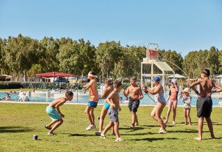 Børn leger og har det sjovt ved et udendørs vandland i Camping Laguna Blu, Sardinien, Italien.