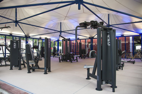 Gimnasio moderno al aire libre en Camping Laguna Blu, Cerdeña, Italia, con varias máquinas de ejercicio.