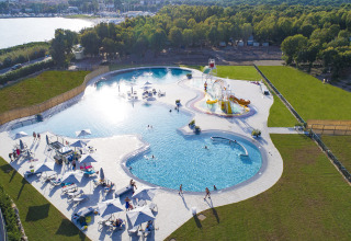 Luftaufnahme von Poollandschaft mit Wasserrutschen und Liegestühlen im Camping Laguna Blu, Sardinien, Italien.
