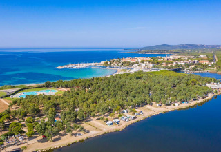 Luftfoto af Camping Laguna Blu, en feriepark ved kysten af Sardinien, Italien, med hav og grønne områder.