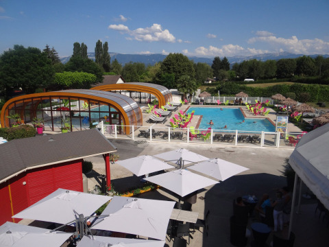 Piscina al aire libre y zona de piscina cubierta en Camping Le Coin Tranquille, parque vacacional en Auvergne-Rhône-Alpes, Francia