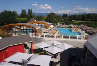Piscina all'aperto e area piscina coperta al Camping Le Coin Tranquille, parco vacanze in Auvergne-Rhône-Alpes, Francia
