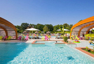 Piscina all'aperto al Camping Le Coin Tranquille in Auvergne-Rhône-Alpes, Francia, con sedie colorate e ombrelloni.