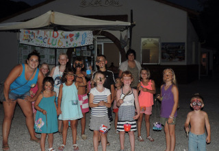 Kinderen en volwassenen met schmink poseren bij Camping Le Lac Bleu in Auvergne-Rhône-Alpes, Frankrijk.
