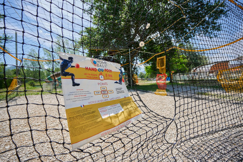 Zona de juegos al aire libre en Camping Le Lac Bleu, Auvergne-Rhône-Alpes, Francia, con redes y porterías.