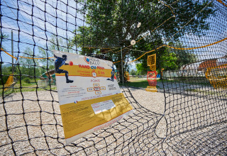 Outdoor-Spielbereich bei Camping Le Lac Bleu in Auvergne-Rhône-Alpes, Frankreich, mit Netzen und Toren.