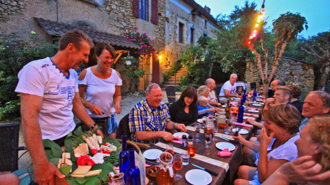Cena al aire libre entre amigos en Camping Le Pech Charmant, un parque vacacional en Nouvelle-Aquitaine, Francia.