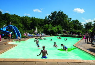 Gezinnen en kinderen beleven plezier aan het zwembad van Camping Le Pech Charmant in Nouvelle-Aquitaine, Frankrijk.