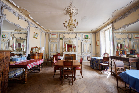 Elegante salotto in stile classico francese al Petit Trianon con lampadari, specchi e mobili d’epoca.