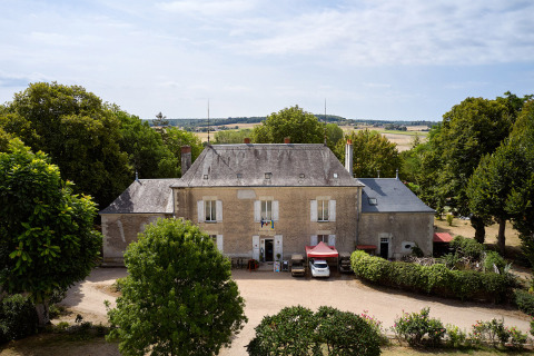 Vista aerea del campeggio Le Petit Trianon, parco vacanze in Nouvelle-Aquitaine, Francia, circondato da alberi.