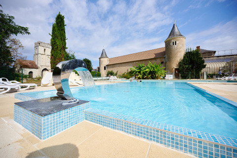 Buitenzwembad met moderne fontein op Camping Le Petit Trianon in Nouvelle-Aquitaine, Frankrijk.