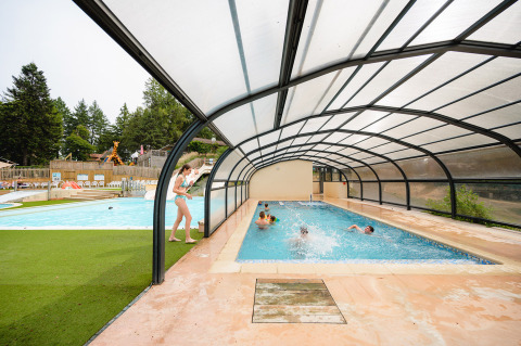 Kinder spielen im überdachten Pool im Camping Le Sequoia Ferienpark in Nouvelle-Aquitaine, Frankreich.