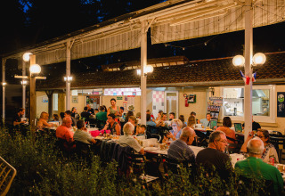 Abendessen im Freien im Camping Le Sequoia, einem Ferienpark in Nouvelle-Aquitaine, Frankreich.
