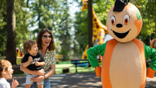Familia se divierte con la mascota en el parque de Camping Le Sequoia, Nouvelle-Aquitaine, Francia.