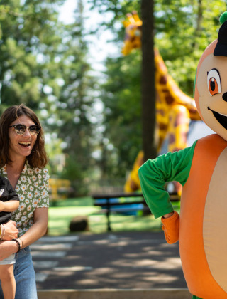 Familia se divierte con la mascota en el parque de Camping Le Sequoia, Nouvelle-Aquitaine, Francia.