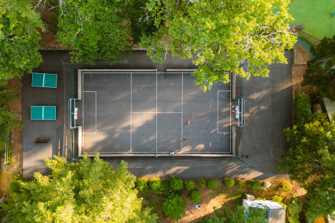 Vista aérea de una cancha deportiva y mesas de ping-pong en Camping Le Sequoia, Nouvelle-Aquitaine, Francia.
