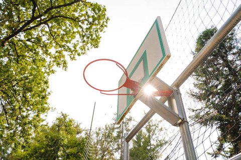 Canasta de baloncesto al aire libre bajo el sol en Camping Le Sequoia, parque vacacional en Nouvelle-Aquitaine, Francia.