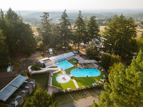 Vista aérea del Camping Le Sequoia en Nouvelle-Aquitaine, Francia, con piscinas y entorno natural.