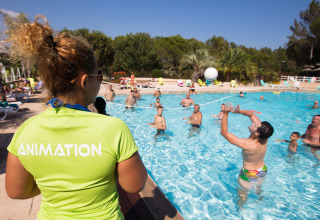 Ospiti partecipano a giochi in piscina guidati da un animatore al Camping Leï Suves in Provenza, Francia.