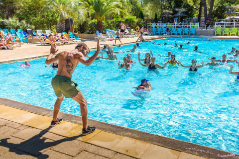 Grupo de personas participando en una clase de aquagym en la piscina de Camping Leï Suves, en Provence-Alpes-Côte d’Azur.