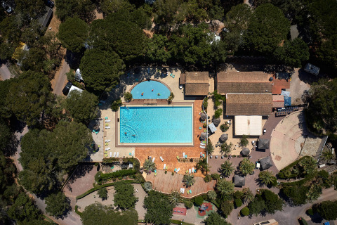 Aerial view of Camping Leï Suves in Provence-Alpes-Côte d’Azur with swimming pool and sun loungers.