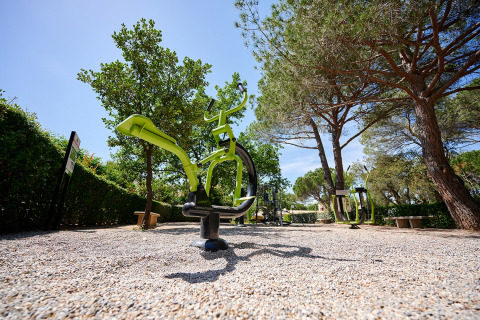 Attrezzo ginnico all’aperto tra gli alberi al Camping Leï Suves, Provenza-Alpi-Costa Azzurra, Francia.