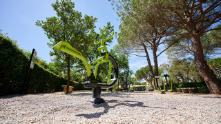 Equipo de ejercicio al aire libre entre árboles en Camping Leï Suves, Provence-Alpes-Côte d’Azur, Francia.