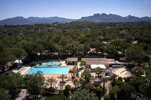 Vista aerea del parco vacanze Camping Leï Suves in Provenza-Alpi-Costa Azzurra, Francia, con piscina e montagne.