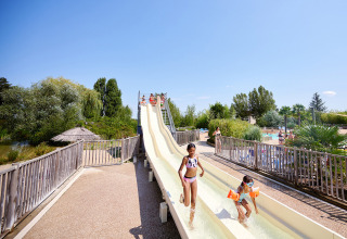 Kinderen genieten van een dubbele waterglijbaan op Camping Les Bois du Bardelet, Centre-Val de Loire, Frankrijk.