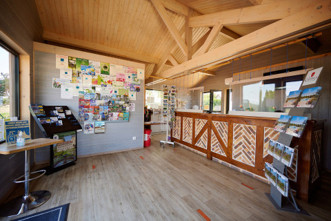 Onthaal bij Camping Les Bois du Bardelet in Centre-Val de Loire, Frankrijk, met infoborden en brochures.