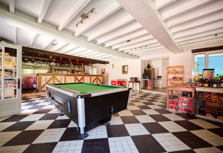 Indendørs fællesområde på Camping Les Bois du Bardelet med poolbord, bar og butik i Centre-Val de Loire.