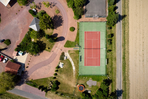 Vista aerea dei campi da tennis e delle strutture del Camping Les Bois du Bardelet, Centre-Val de Loire, Francia.